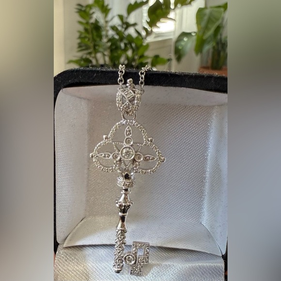 Elegant 14k White Gold Diamond Key Pendant Necklace - Picture 3 of 9